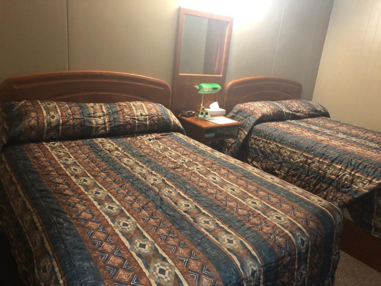 Robins Nest Motel And Cafe Carberry Екстер'єр фото